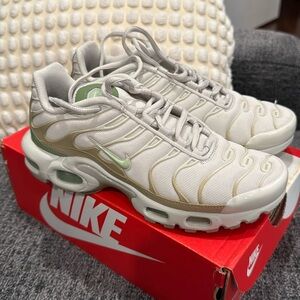 Women’s Nike airmax plus